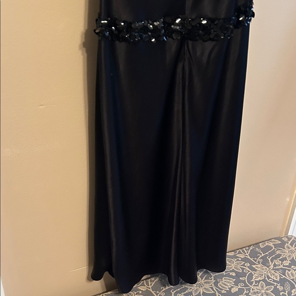 Vera Wang Black Dress with Elegant Detail - Picture 7 of 8
